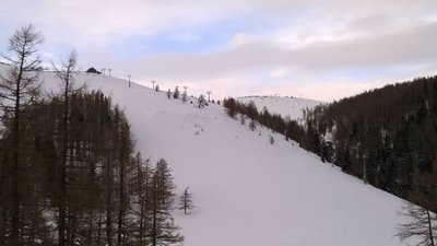 Nochmal aus einer etwas anderen Perspektive. Im Hintergrund ebenfalls zu sehen die Stützen des Paradieslifts (keine Konzession und auf Skiern ohne Dreiersesselbahn Bürgeralm nicht erreichbar)