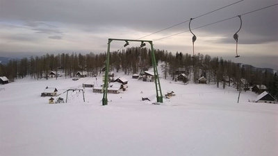 Gretlhöhlift I von oben. Rechts zu sehen Gretlhöhlift II und zwischen der Stütze der Ausstieg der Doppelsesselbahn. Schön zu sehen wie kurz der Lift ist.