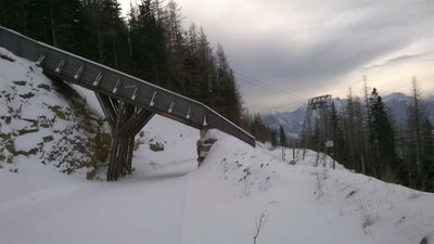 Die Trasse des Eisentallifts verläuft über eine Brücke die über die Talabfahrt bzw. im Sommer Straße führt.