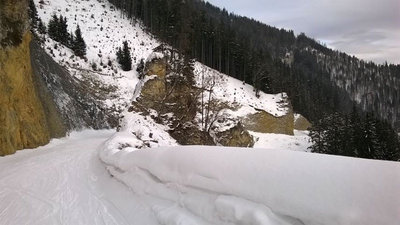 Entlang dieser Felswand verläuft die Talabfahrt. Dies erklärt auch die Steine die teilweise auf der Piste waren. Die Piste ist zwar Rot gekennzeichnet, ich würde sie aber jedenfalls Blau einordnen. Die Breite der Piste auf dem Bild entspricht so ziemlich genau der durchschnittlichen Breite der Piste.