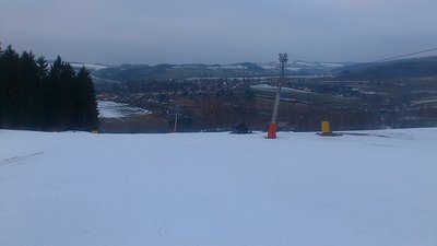 beschneite piste mit guter schneeauflage, guckte nirgends was raus