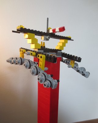 Mast 2 meiner Lego-Modellseilbahn mit den neuen Rollen. Die kleinen Rollen sind vollständig mit Silikon gefüllt, enthalten also keine Furche.
