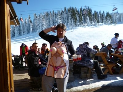 Die Bedienung hatte ordentlich Holz vor der Hütte