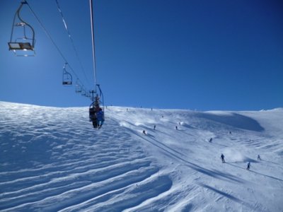 Im Doppelsessel, daneben schöne Schwarze