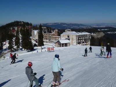 Ein Mahnmal für uns alle: Skifahren neben Ruinen