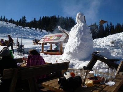 Schade, dass es keine Geruchsfotos gibt... Jede Hütte hat ihren großen Grill, die Schwaden ziehen auf die Piste