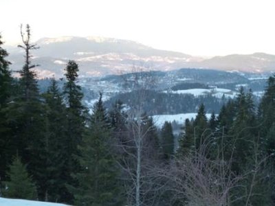 Am späten Nachmittag auf der Rückfahrt, die Stadt Pale liegt schön in den Bergen