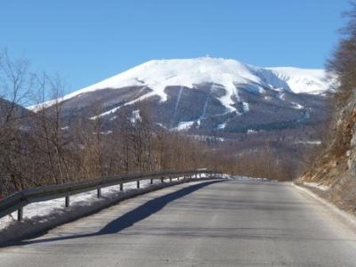 Gut ausgebaute Straße, aus dieser Perspektive sieht man die Trassen und Pisten