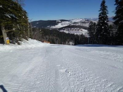 Flutlichtmasten für Nachtskilauf, sehr gute Schneequalität