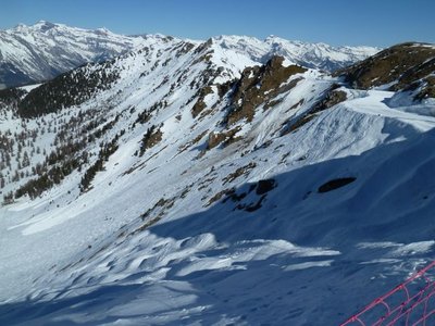 3 Tage später. Typische Pistenzustand an der PB im Februar/März. Harte Buckel auf der Hauptroute und apere Stellen auf der Umfahrung im Hintergrund.