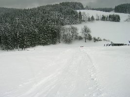 links Talstation des Schulte-Liftes mit Flutlichmast und noch gespanntes Seil, rechts Talstation des Sorpe-Liftes