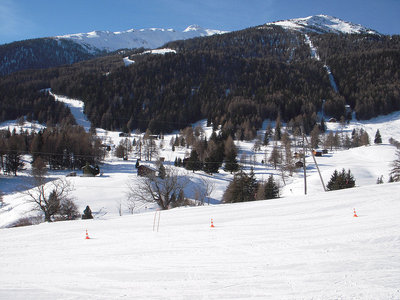 Striggen (1560 m) mit Blick zum Skilift Erez und links die Brandegg piste im Wald