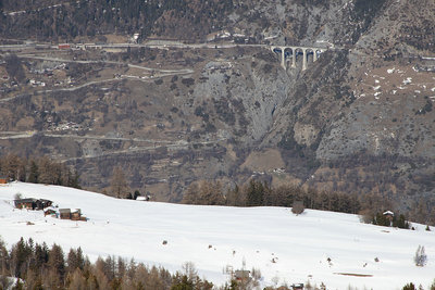 Zoom von den Eischoller Pisten zur Brücke der Lötschbergbahn