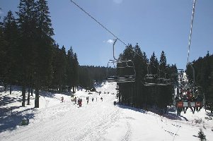 Fahrt mit der 4SB Planja. Die Piste ist im oberen und unteren Teil seehr flach, keiner der nicht absoluter Anfänger ist nimmt diese Bahn mehr als 1x freiwillig ...