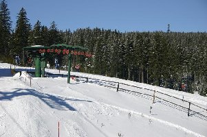 Bergstation SCHL Jurgovo 3, im Hintergrund der Aussichtsturm am 1517 m hohen Gipfel.