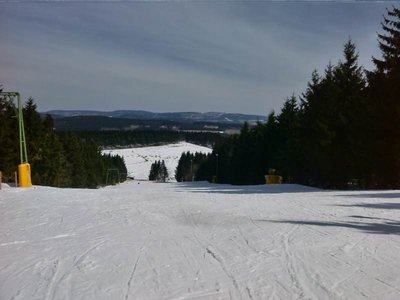Blick vom Bremberg X-Press. Die Wiese am Sürenberg war immer noch weiß. Eine letzte Abfahrt dort blieb mir wg. des Defektes des Sürenberg-Lifts verwehrt :-(