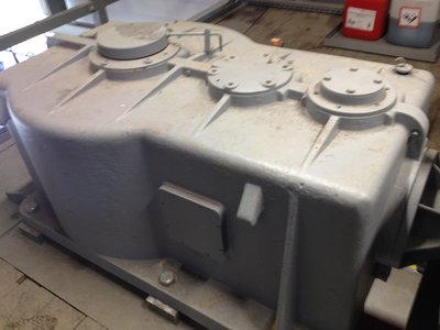 Das alte, generalüberholte Getriebe (auf der Brücke)