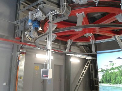 Talstation der 2. Sektion von innen mit Handauslösung der Sicherheitsbremse