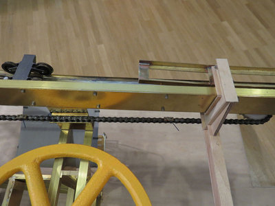 Kettenführung hinter der Schiene