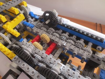 Der Getriebeblock des Kupplungsteiles. In der Mitte (gelb-braun) das Differential aus Lego.