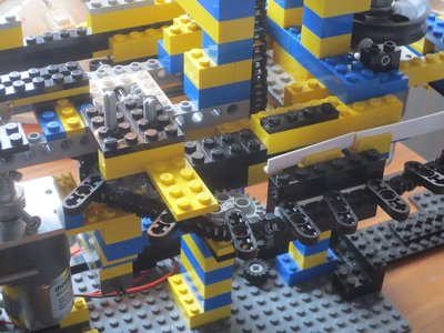 Die Förderkette übernimmt die Bewegung der ausgekuppelten Gondeln.