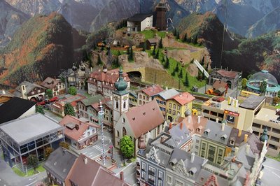 Der Wank mit Wankbahn und im Hintergrund einer Lorenseilbahn. Im Vordergrund Garmisch