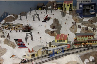 Gletscherlifte. Vorne DSB Brunntal, dann Gletscher-PB, und weiter oben der Einersessellift Sonnenkar dahinter die DSB Wetterwand