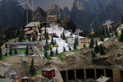 Der Hausberg. Im Vordergrund der Kreuzjochexpress, dahinter die Kreuzwankl DSB sowie die Bergstationen Hausberg und Graseck