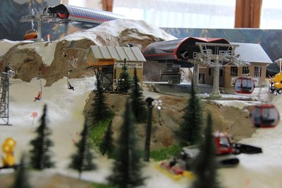 Bergstation Kreuzeck Kombibahn, dahinter Einersessellift Hexenkessel und das Kreuzjoch