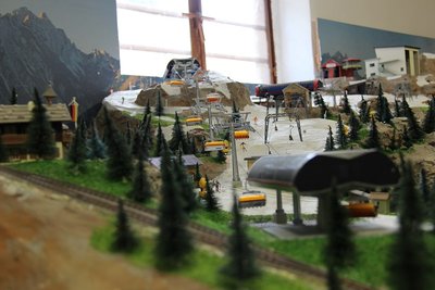 Der Kreuzjoch-Express, dahinter der Hexenkessellift