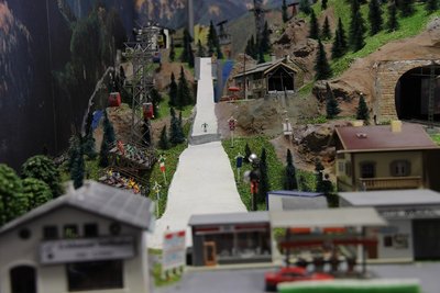 Links die Eckbauerbahn, Mitte die Schanze und rechts der Gudiberglift. Dieser dient bei mir als Aufstiegsanlage für die Skispringer