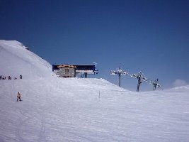 Bergstation der neuen 6KSB Grattalu. Klassische DM Station