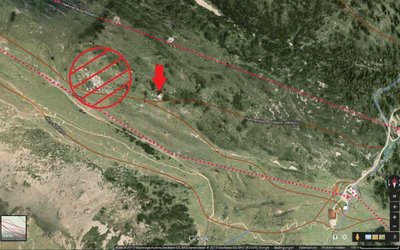 Roter Pfeil: Bergwachthütte<br />Rote Fläche: hier vermute ich die Bergstation