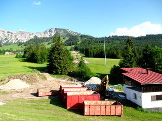 Hier ist die zukünftige Trasse der neuen 8-KSB zu sehen. Die Talstation wird ca. 20 Meter östlich (auf dem Bild links) der Talstation des ehemaligen Schwandenlifts liegen. Auf dem Bild etwa dort, wo die roten Schuttcontainer stehen.
