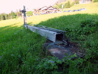 Die Stützen des Zubringerlifts lagen noch abgesägt in der Wiese