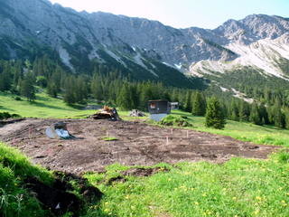 Im Bereich der Bergstation der neuen Wiedhag-6-KSB gab es erste Erdarbeiten. Wenn ich die Vermessungspfosten in der Bildmitte richtig deute, wird der Ausstieg der neuen Bahn vermutlich einige Meter vor dem Ausstieg des bisherigen Schlepplifts sein.