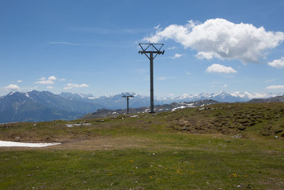 verbliebene Stützen der alten Bahn links des Alpwegs