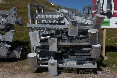 Teile der neuen Stützenjochs beim Berghaus Nagens