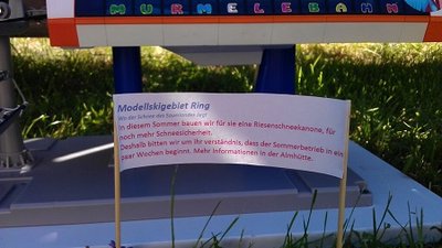 Die Informationstafel für die Baustelle und den verzögerten Sommerbetriebsbeginn