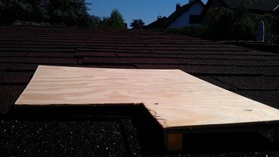 Oben angekommen wurde die Grundplatte sofort auf das Fundament gelegt...