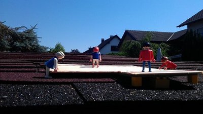 ...und die Bauarbeiter fixierten die Platte auf dem Fundament