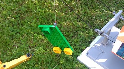 Das Förderband wird von dem Baukran an die richtige Position gehoben