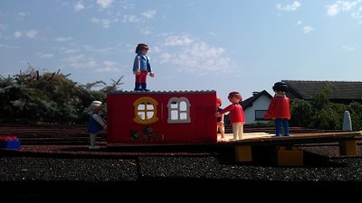 Die Hütte ist ist schon oben und wird auf der Grundplatte fixiert