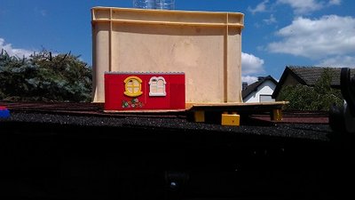 Der große Wasserspeicher hinter der Grundplatte und dem Personalcontainer.