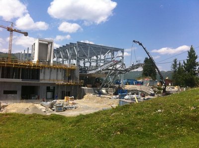 Gut zu sehen schon der Aufzugsschacht der die Gondel einen Stock höher garagiert