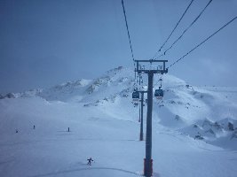 Blick aus 10EUB Aéroski. Oben Bergstation der 8KSB Tommeuses.