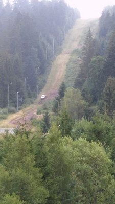 Übersicht Trasse. Man beachte das Auto, das am doch ziemlich steilen Hang frei steht. Das gibt es so wohl nur in Frankreich...