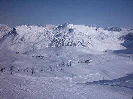 4SB Grand Huit (lustiger Recycling-Lift aus Skirail und DM-Komponenten) links davon neue 6KSB Merle