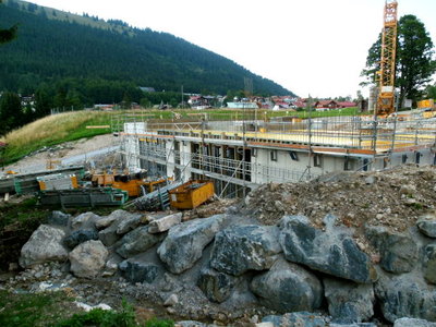 Talstatation Zubringerbahn - Blickrichtung Speicherbecken. Die großen Öffnungen im Untergeschoss sind wohl die Ausfahrttore für die Pistenraupen.