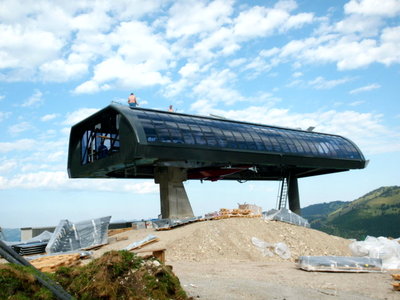 Wiedhagbahn Bergstation. Man hat sich bei der Farbe der Abdeckung für ein elegantes Grau-Schwarz entschieden.